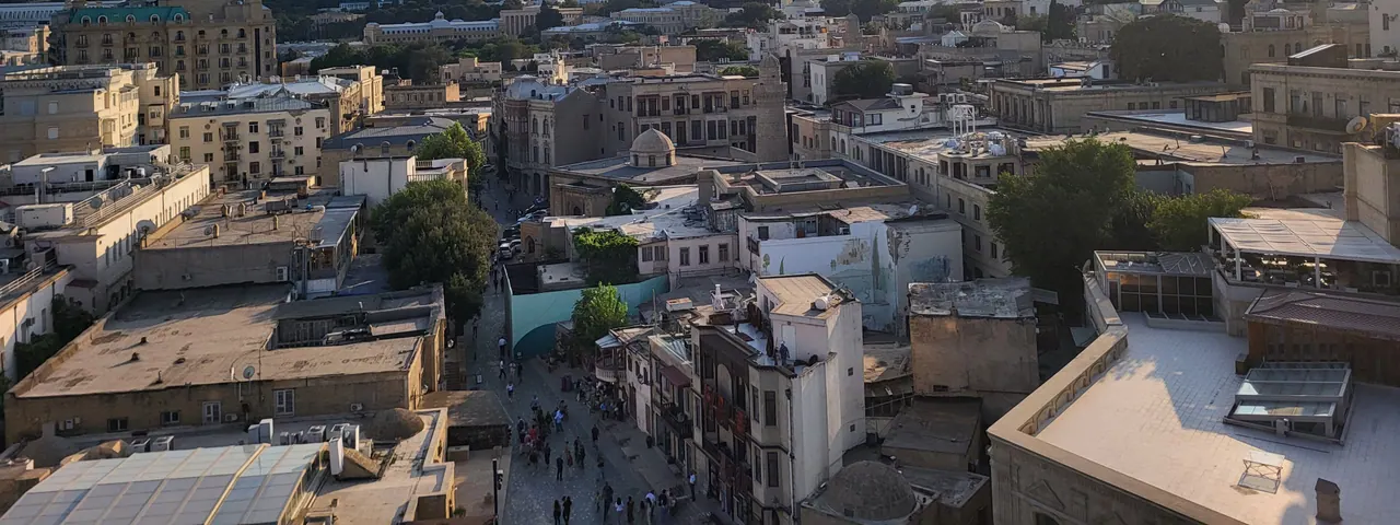 أسطح المدينة القديمة في باكو وزقاق يعجّ بالمارة