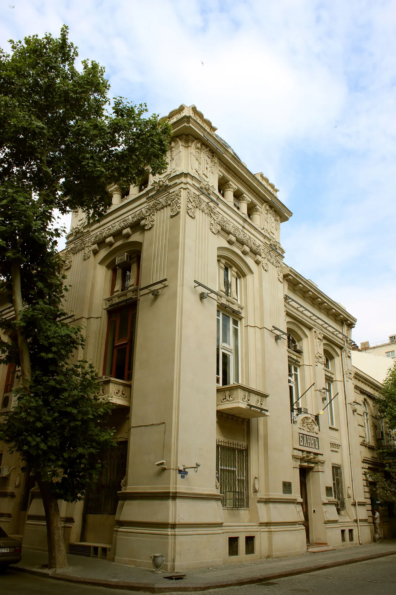 واجهة مبنى مصرفي تاريخي في وسط باكو