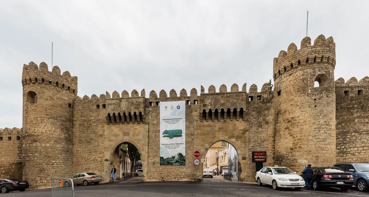 البوابة المزدوجة والأسوار الحجرية لإيتشري شهر، المدينة القديمة في باكو