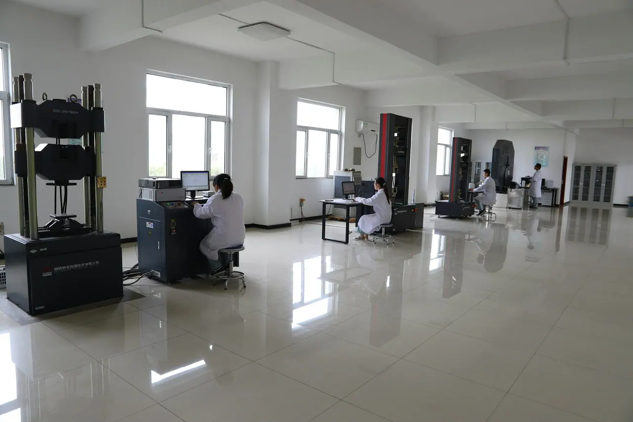 مختبر هندسي مجهّز بأجهزة اختبار المواد