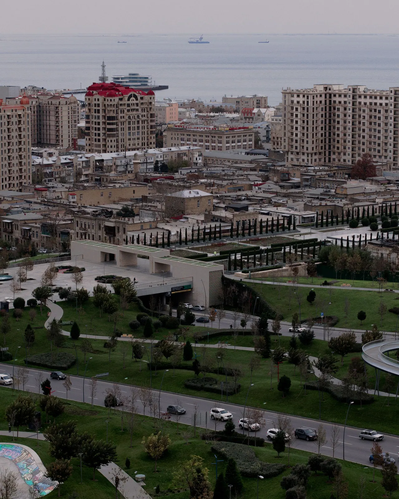 Bakıda yaşayış binaları ilə əhatələnmiş mərkəzi park