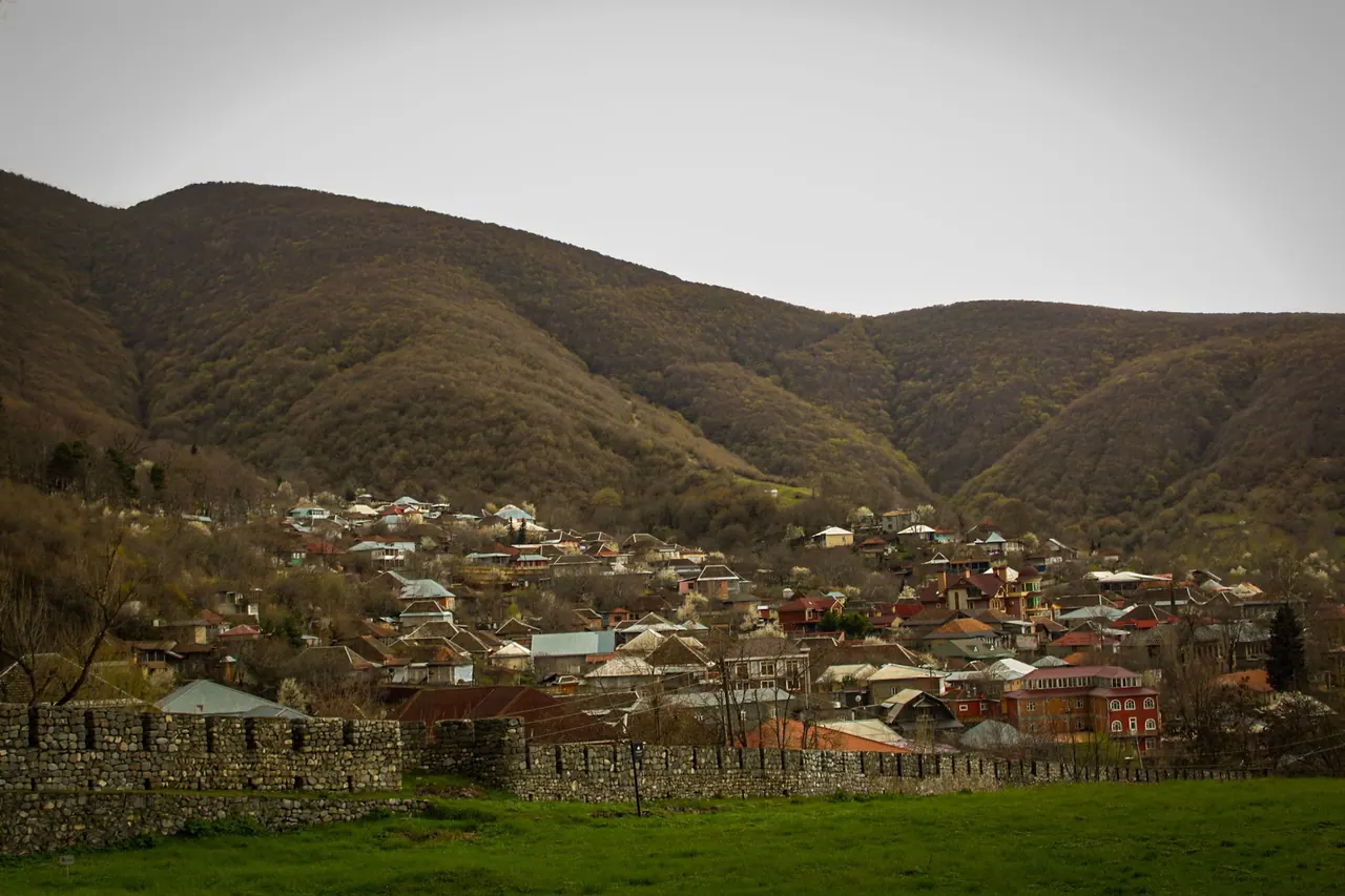 Dağların ətəyində Şəki şəhəri