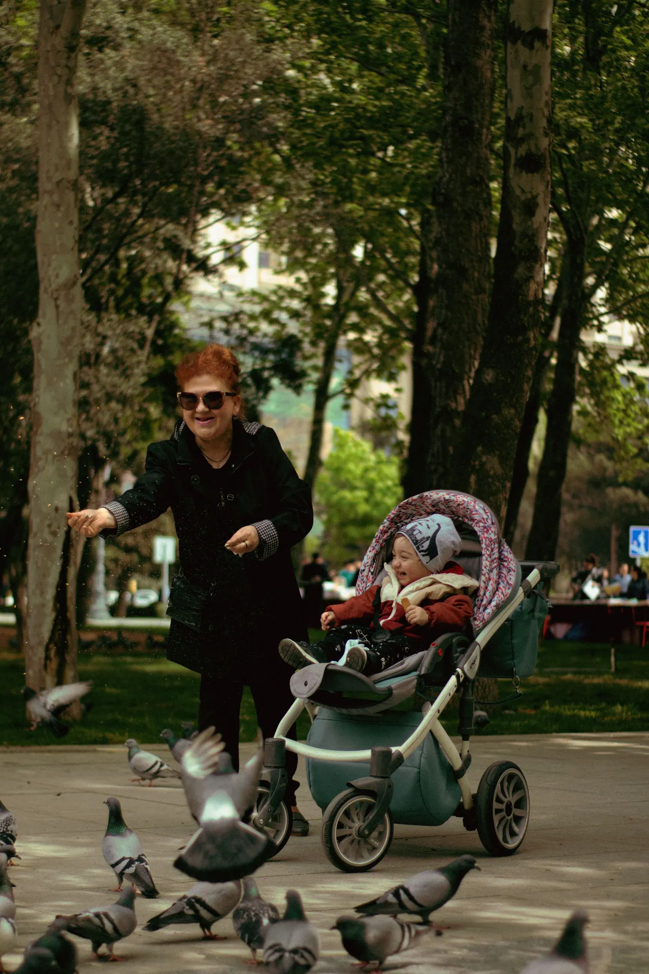 Parkda körpə ilə nənə