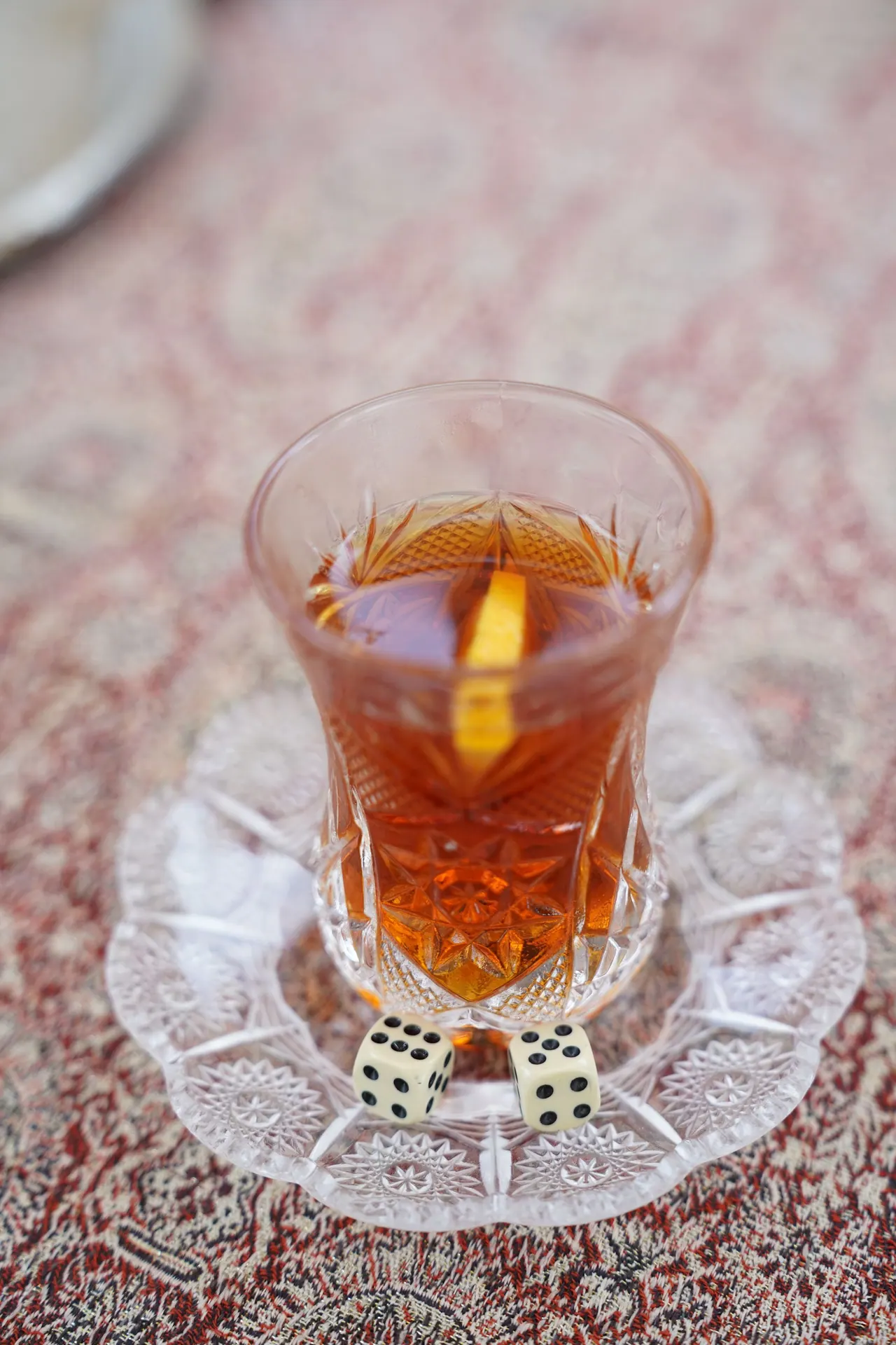 Xalça üzərində ənənəvi armudu stəkanda çay