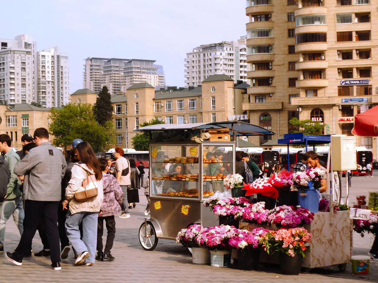 Bakı küçəsində yemək köşkü və gül satışı