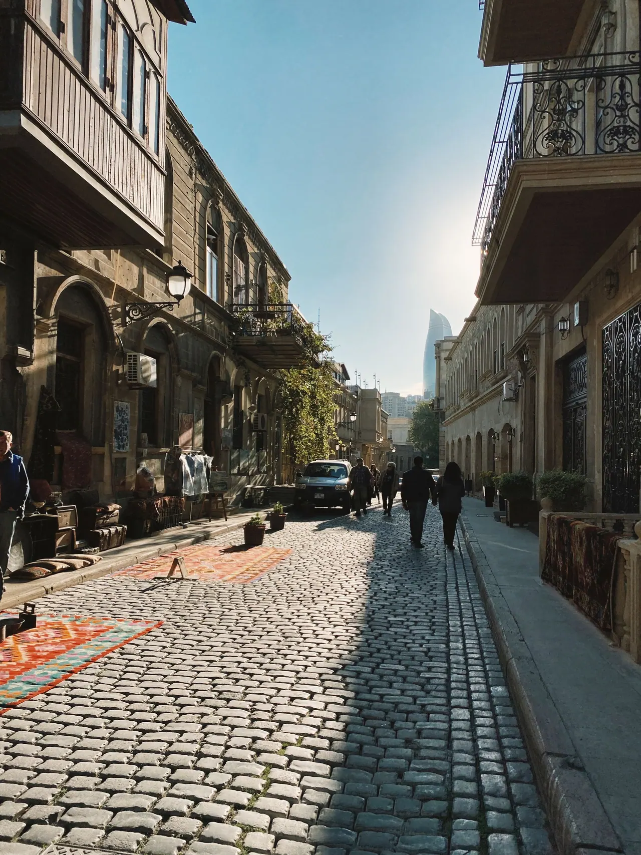 İçərişəhərdə daş döşənmiş dar küçə
