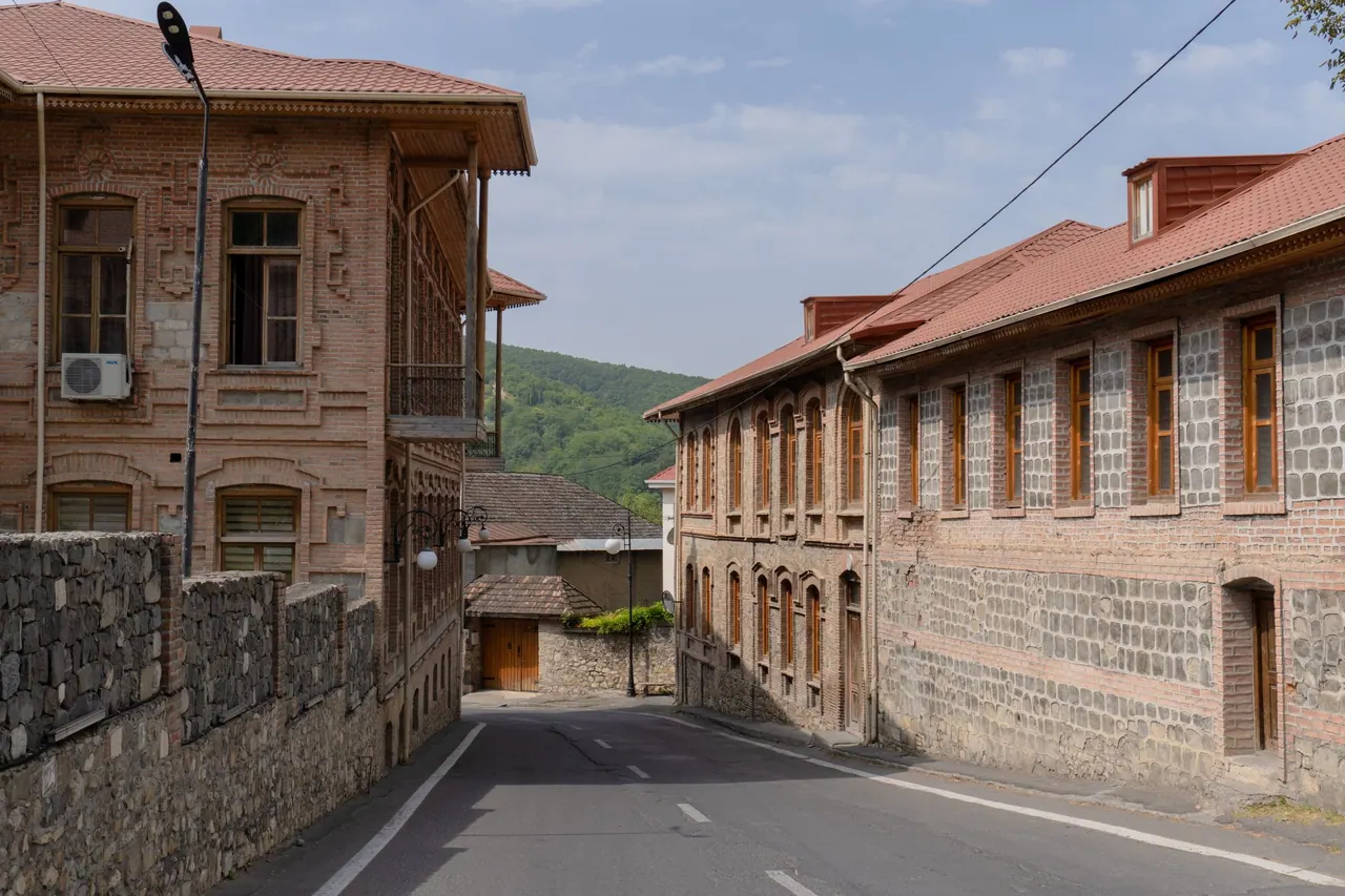 Şəkinin köhnə şəhərində ənənəvi daş binalar