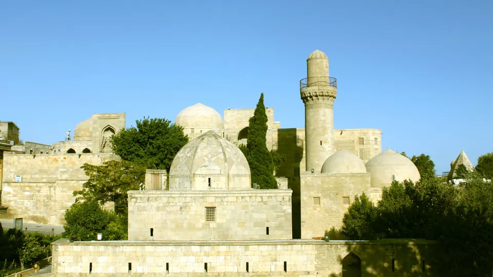 قباب مجمّع قصر الشروانشاهات ومئذنة مسجده في المدينة القديمة بباكو