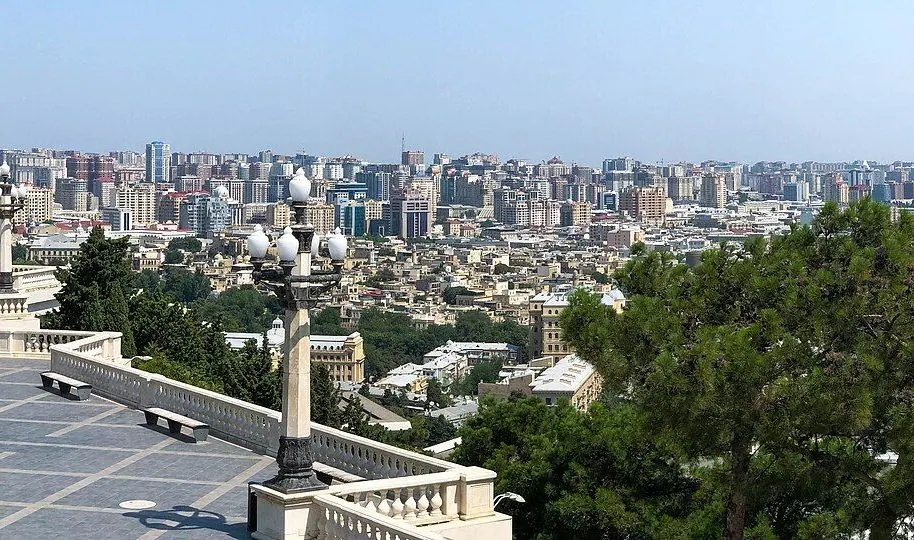 بانوراما خليج باكو من حديقة المرتفعات