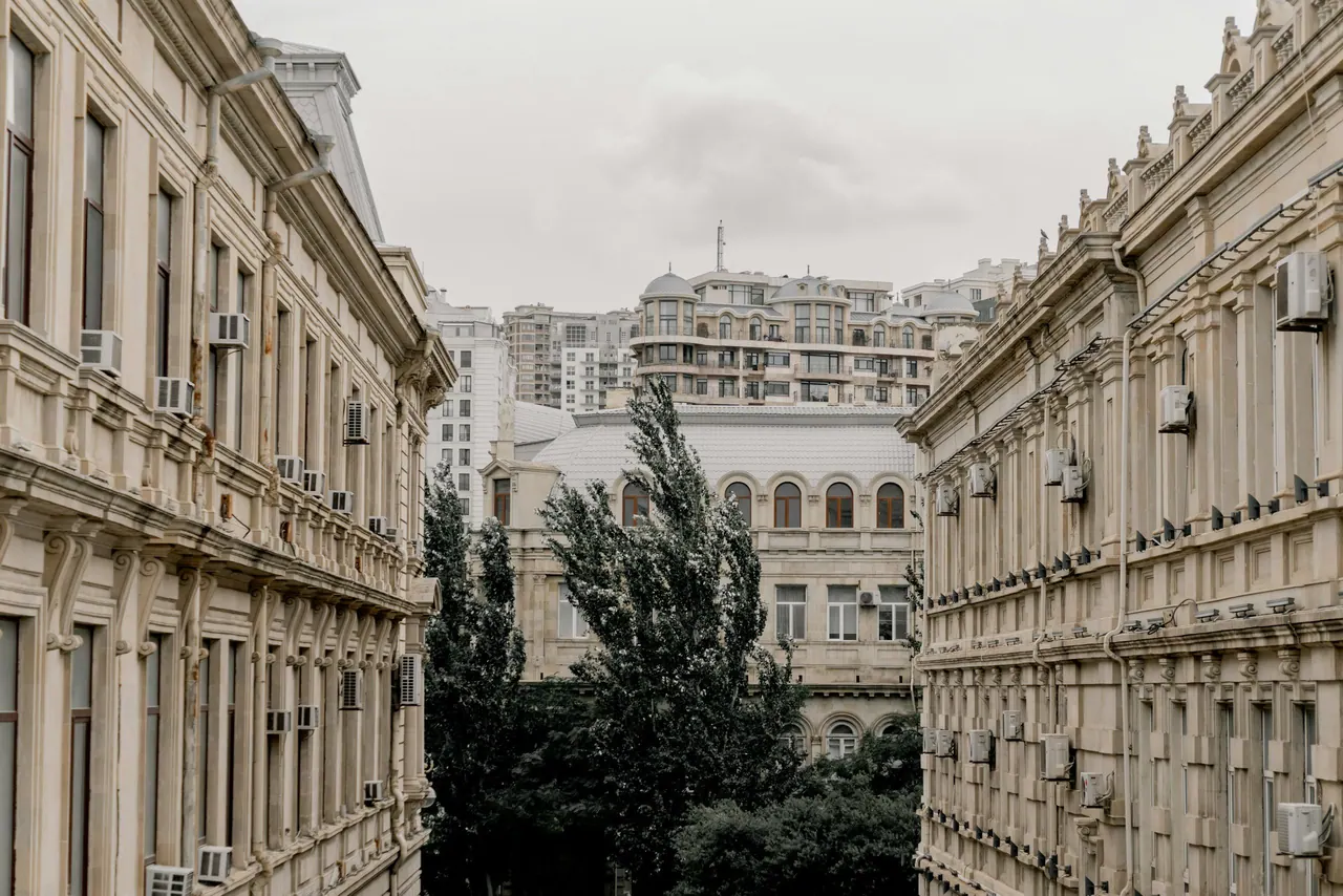 واجهات مبانٍ سكنية مزخرفة من حقبة الطفرة النفطية في وسط باكو