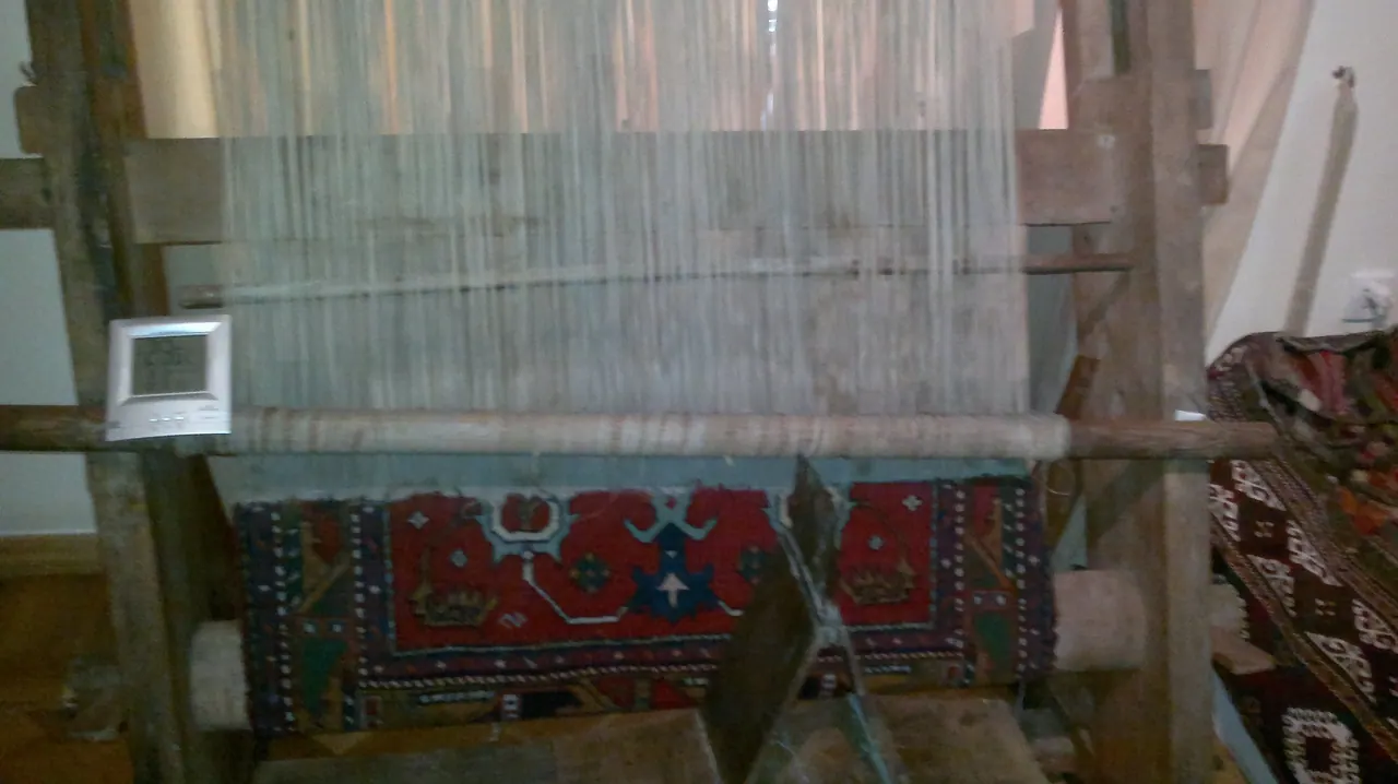 نول تاريخي لنسج السجاد معروض في متحف